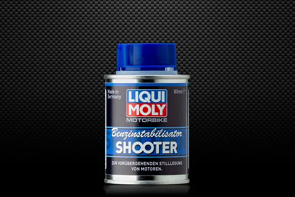 Liqui Moly Motorbike Benzinstabilisator Shooter in einer 80ml Dose vor dunklem Carbon-Hintergrund.